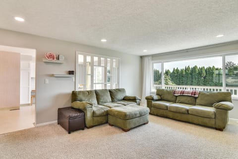 Serene Forest Grove Home with Deck and Stunning Views! Maison in Forest Grove