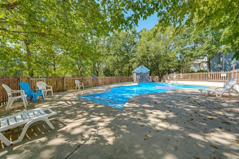 Branson Getaway Deck with Pool View and BBQ Grill! House in Indian Point