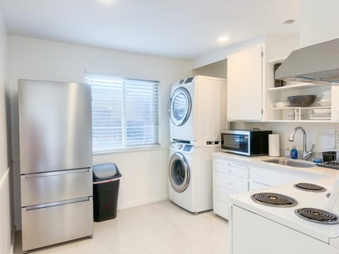 2BR APT with Brand new super quite AC, Washer, Dryer, Free EV Station, Free Parking in Cupertino Apartment in Sunnyvale