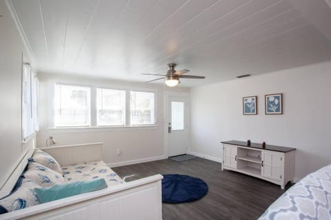 Bright, Immaculate and Cozy Coastal Cottage in Ozona Haus in Palm Harbor