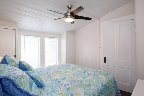 Bright, Immaculate and Cozy Coastal Cottage in Ozona Maison in Palm Harbor