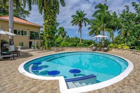 Hospitality Expert Music Mansion - 8BR Pool Bar House in Montego Bay