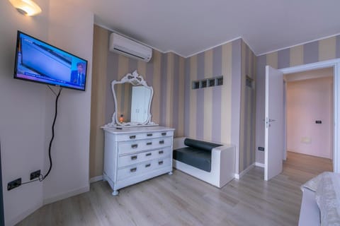 TV and multimedia, Seating area, Evening entertainment, Bedroom