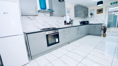 E2M Stays Beautiful 6Bed Spacious House House in Hounslow