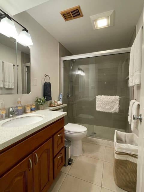 9AM Check-in Coastal Getaway - Luxe Suite near Cliff, Lake & Local Shops Copropriété in Daly City
