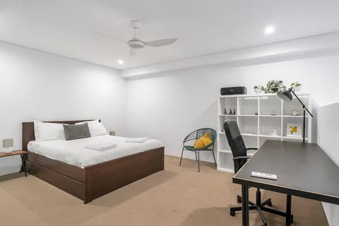 'The Abstract at Kingsford' Spacious and Sunny Stay Condo in Kensington