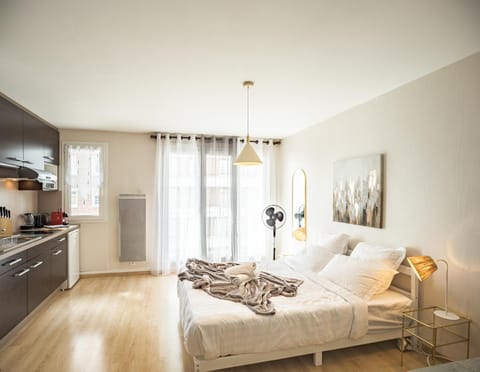 Bed, Kitchen or kitchenette, Photo of the whole room, towels