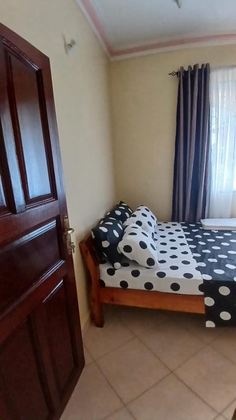 AirBnB one bedroom at Bamburi-Mwembeni Mombasa Casa vacanze in Mombasa