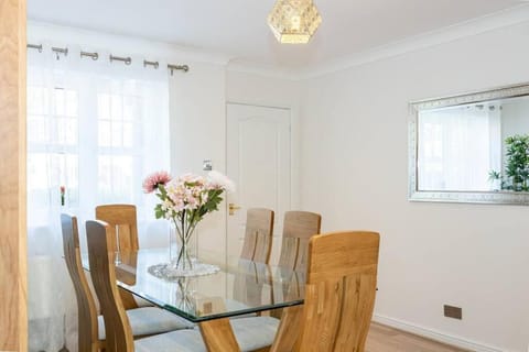 GuestReady - A Haven by the River Condo in Stretford