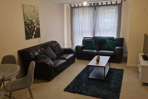 Cozy 2bed apartment w/ parking Apartment in Swindon