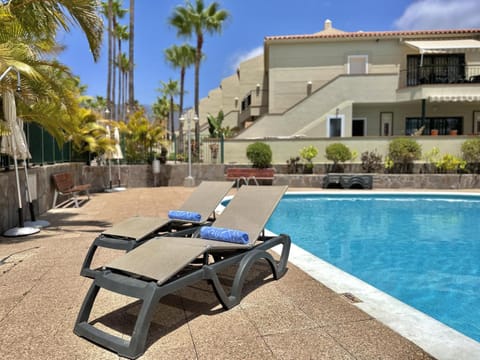 Property building, Day, Swimming pool, sunbed