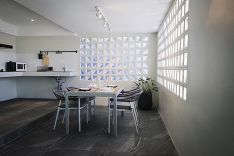 Kitchen or kitchenette, Dining area