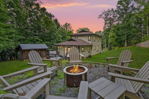 Near Asheville Hot Tub Fire Pit BBQ Sleeps 10 House in Mills River