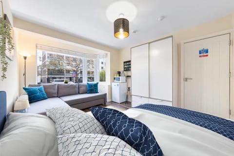 Spacious Double Bed With Sofa Bed In Isleworth TW7 Condominio in Isleworth