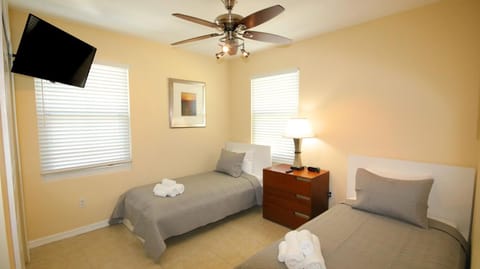 Johns Pass Condo's- Fully Remote Apartment hotel in Madeira Beach
