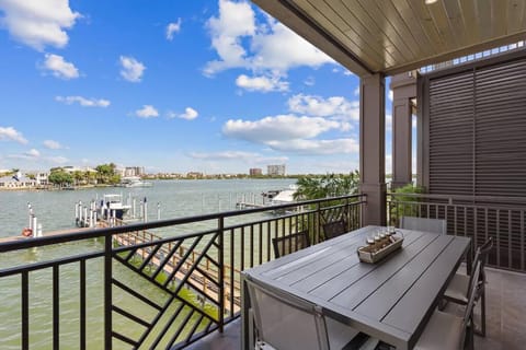 View (from property/room), Balcony/Terrace, Seating area, Dining area