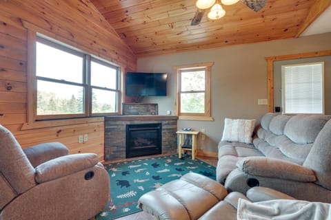 Pet-Friendly Iron River Cabin with Fire Pit! Maison in Iron River