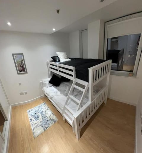 Modern 2 Bedroom Flat TH132 Condo in Basildon
