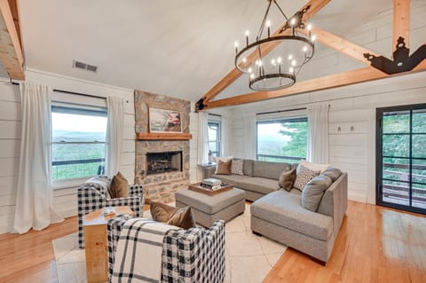 Relaxing Salem House with Boat Slip and Mtn Views! Casa in Lake Keowee