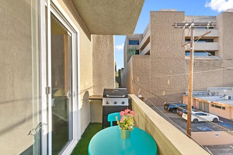 Beverly Hills Chic 2 bed 2bath with Patio and Parking 309 Apartment hotel in Beverly Hills