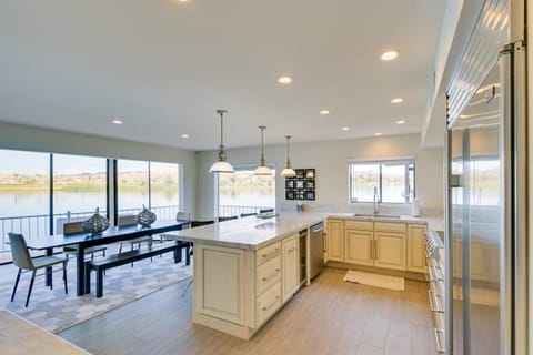 Kitchen or kitchenette, Dining area