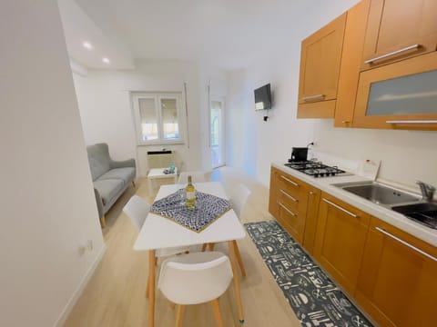 TV and multimedia, Kitchen or kitchenette, Kitchen or kitchenette, Living room, Seating area, Dining area, pet friendly, stove