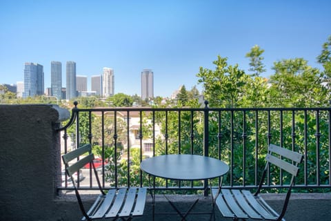 Century City 2br w bbq roof lounge nr mall LAX-1118 Condo in Westwood