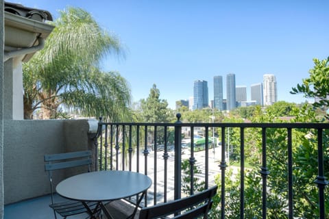 Century City 2br w bbq roof lounge nr mall LAX-1118 Condominio in Westwood