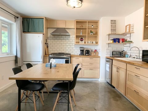 Private, stylish guest home in Victoria near Galloping Goose Trail Apartamento in Langford