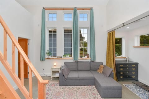 Private, stylish guest home in Victoria near Galloping Goose Trail Appartement in Langford