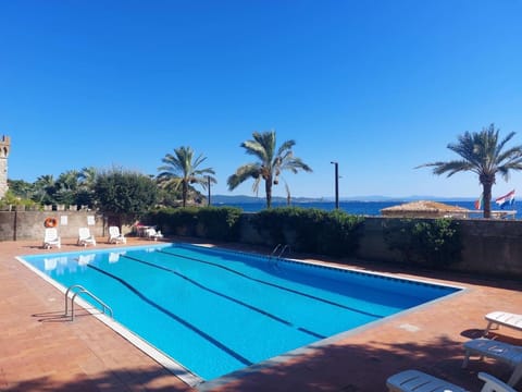 Pool view, Sea view, Swimming pool, sunbed