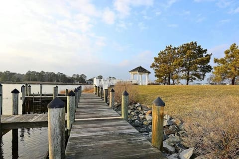 Look no further - Bayfront amenties, Short drive to Ocean House in Sussex County