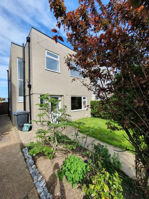 Property building, Garden, Garden view, Quiet street view