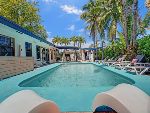 GAYClothing optional Pool retreat men only w private Courtyard Bed and Breakfast in Oakland Park