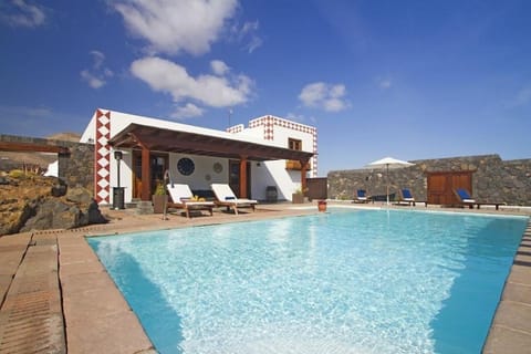 Sehr großzügig und modern eingerichtetes Ferienhaus mit privatem Pool und Sonnenterrassen im eigenen Garten Casa in Tías