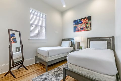 Cottage with 3 Bedrooms near St. Charles with a Pool Apartment in Warehouse District