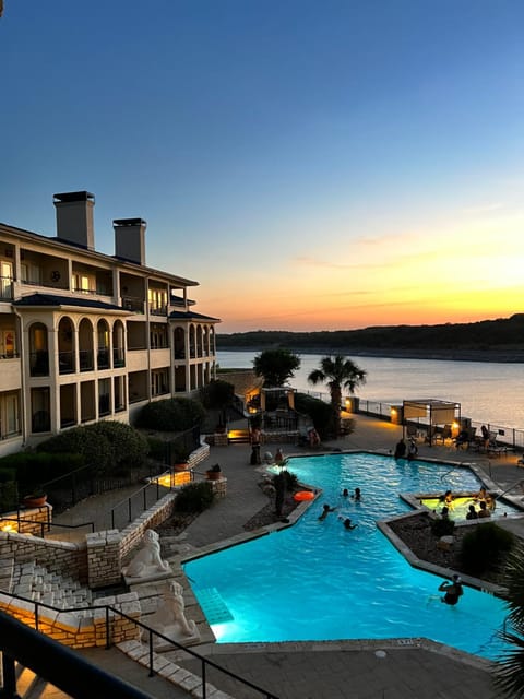 Lake Travis Stunning Waterfront, Sunset & Pool Views, Pet Friendly, Boat Ramp, Lago Vista, Texas Appart-hôtel in Lago Vista