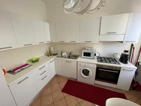 Coffee/tea facilities, Kitchen or kitchenette, minibar, oven, stove, washing machine