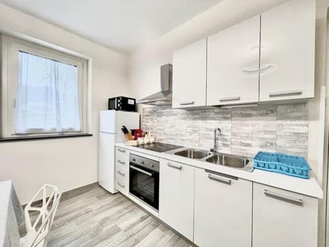 Kitchen or kitchenette, Dining area, minibar, oven, pet friendly, stove