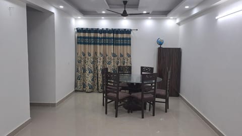 Gokul 3BHK Service Apartment Bharat City Ghaziabad near Hindon Airport Copropriété in Delhi