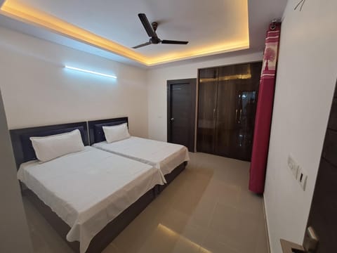 Gokul 3 BHK Entire Luxury Flat Bharat City Ghaziabad near Hindon Airport Delhi Condo in Delhi