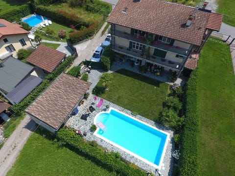 Großzügiges Ferienhaus mit Pool fast direkt am See House in Colico