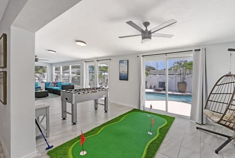 HEATED Pool, Game Room, Bunk Beds, Close to Beaches, Fun! House in Bradenton