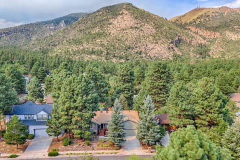 Skyline Stargazing Cabin with hot tub House in Flagstaff