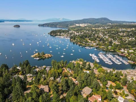 Serenity By The Bay House in Southern Gulf Islands