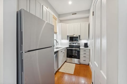 Beautiful Renovated Apartment One Block from King Apartment in Charleston