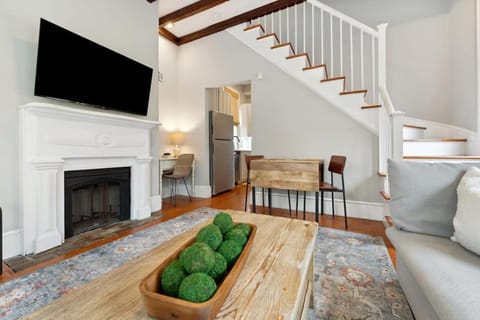 Beautiful Renovated Apartment One Block from King Apartment in Charleston