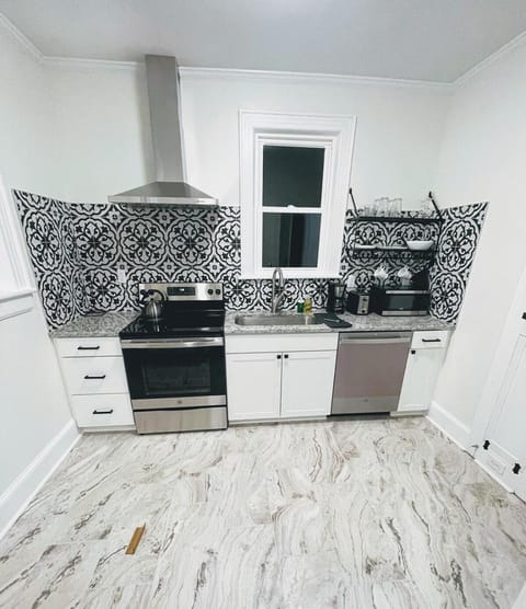 Renovated 1 Bedroom In Forest Hills - A House in Durham