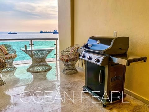 The Ocean Pearl Beachfront Infinity Pool Gym BBQ Apartment in Manzanillo