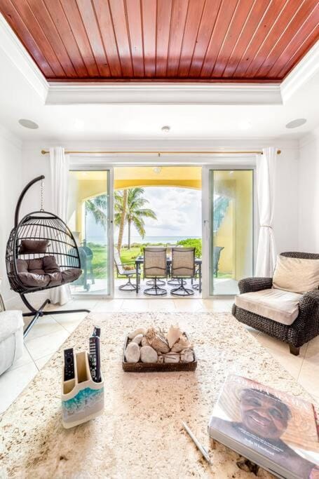 Paradise Retreat, A Tropical Oceanfront Villa Eigentumswohnung in Freeport